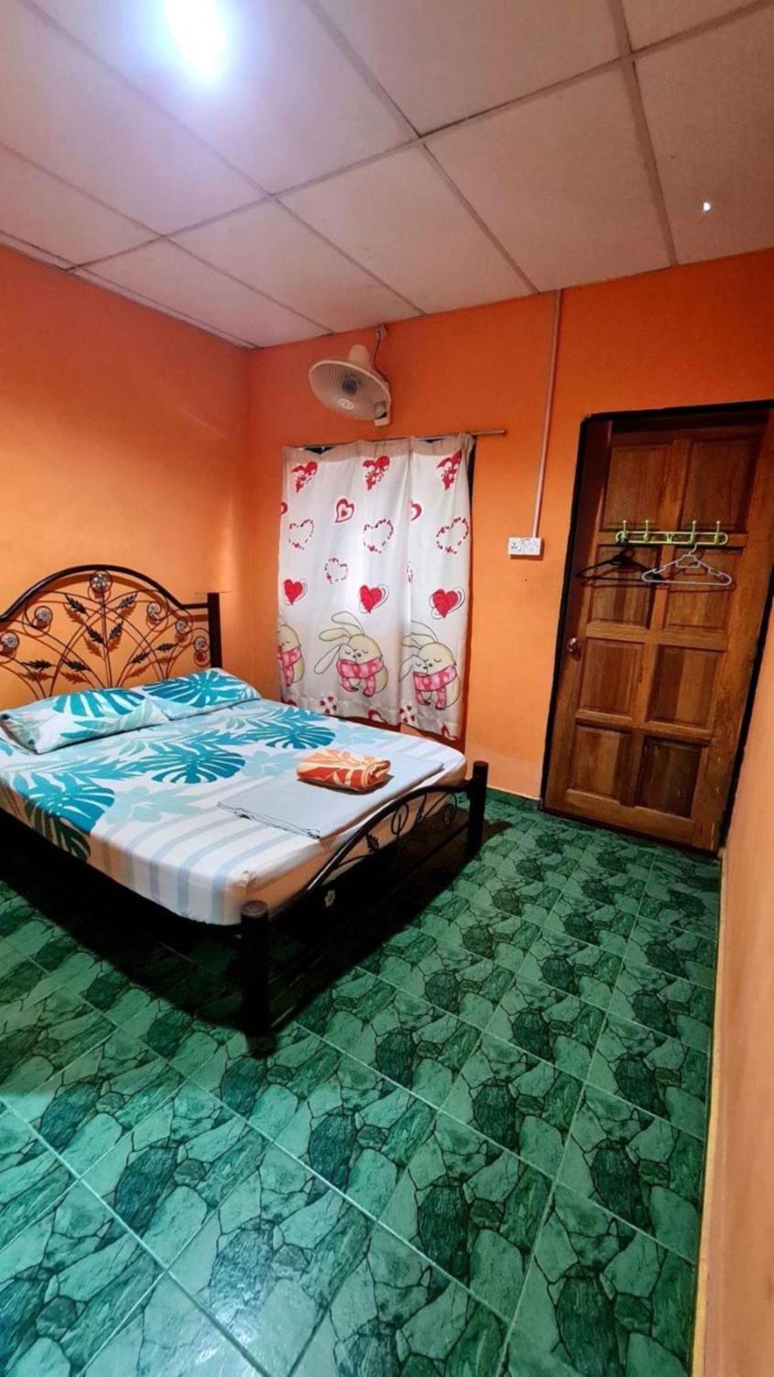 Rainbow Bed N Bfast Vandrehjem Pantai Cenang  Eksteriør billede